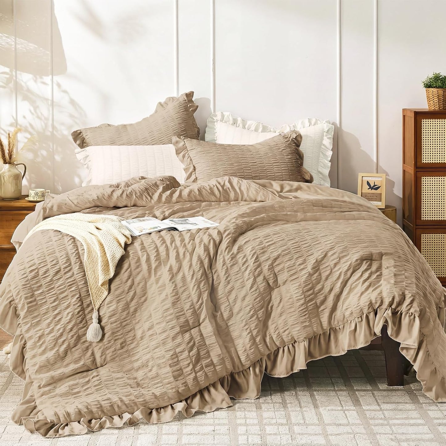 JOLLYVOGUE Comforter Set, 3 Pieces Seersucker Lightweight Oeko-TEX Certified Bedding Set, All Season Fluffy Microfiber Bedding Comforter Set with 1 Ruffle Comforter and 2 Ruffle Pillowshams